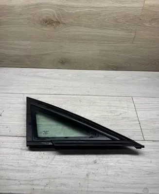 Seat Leon (1P) Front triangle window/glass 1P0845412