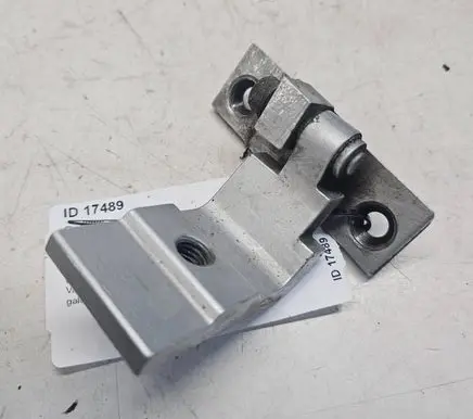 BMW 5 E60 E61 Rear door lower hinge 7068089