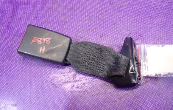 Front seatbelt buckle