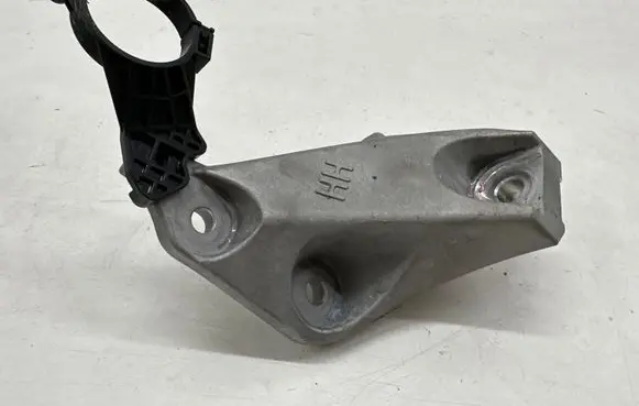 Toyota RAV 4 (XA50) Engine mounting bracket