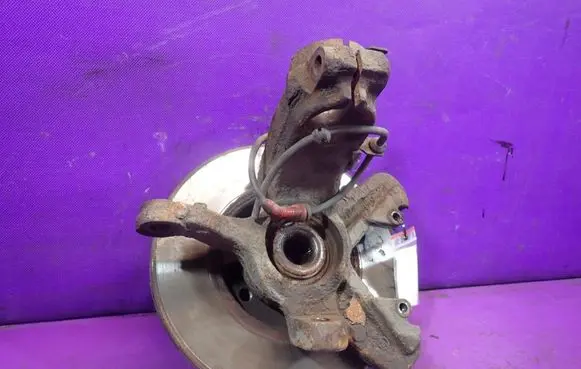 Skoda Fabia Mk2 (5J) Front wheel hub spindle knuckle