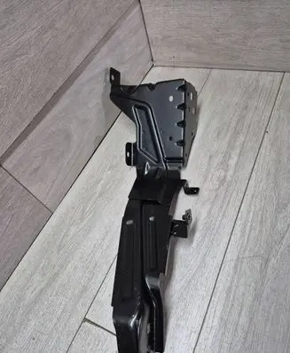 Volvo XC40 Fender mounting bracket 32377055