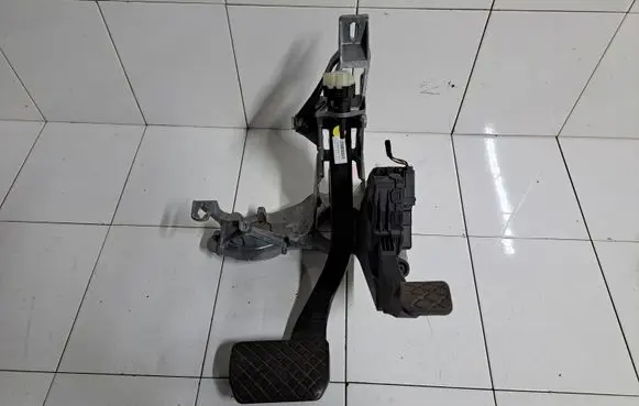 Audi A6 S6 C6 4F Pedal assembly 4F172117A 4F1723523A