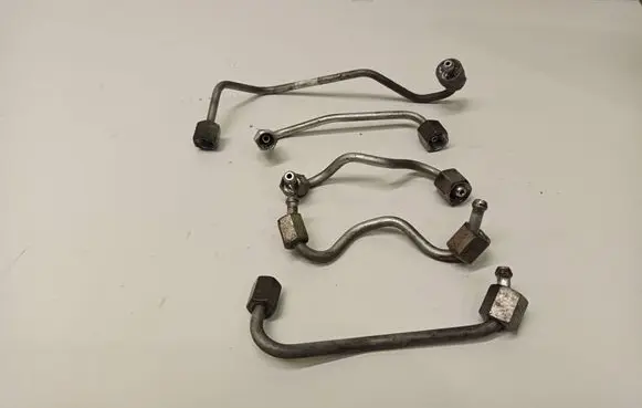 Fuel injector supply line/pipe