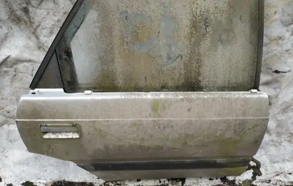 Mazda 626 Rear door sidabrines