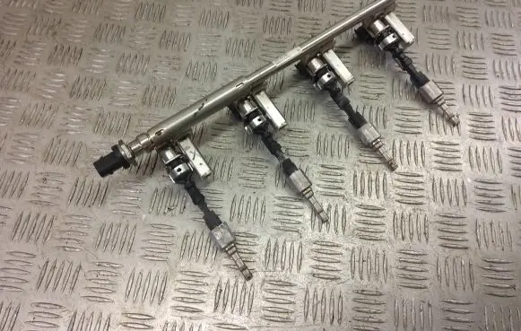 Land Rover Range Rover Sport L494 Fuel injector JPLA9G774AB 040281951488