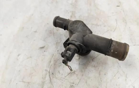 Volkswagen Touran I Engine coolant pipe/hose 06A121133AL