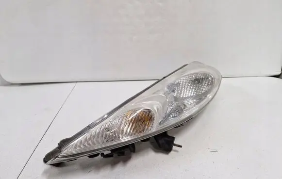 Nissan Juke I F15 Headlight/headlamp