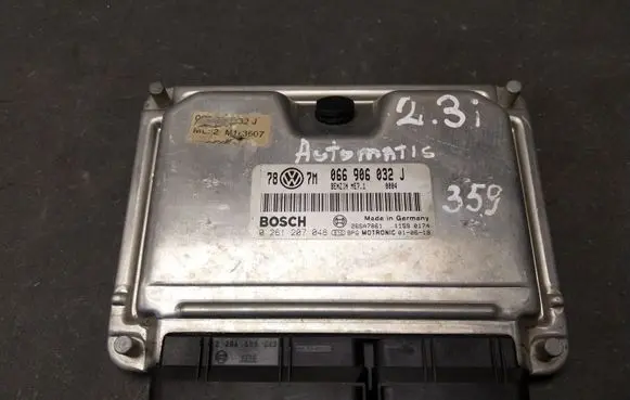 Volkswagen PASSAT B5.5 Engine control unit/module 066906032J 0261207048