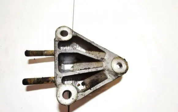 Ford Mondeo Mk III Engine mounting bracket d989a