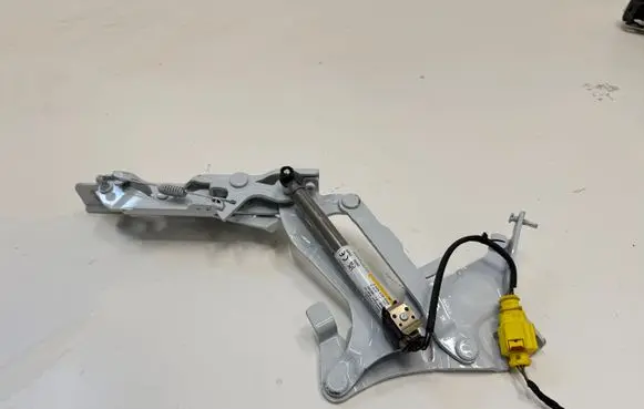 Audi A4 S4 B9 8W Engine bonnet/hood hinges 8W0823301