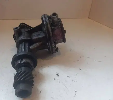 Volkswagen Golf II Vacuum pump 068145101B