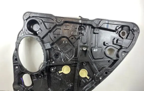 Rear window lifting mechanism without motor