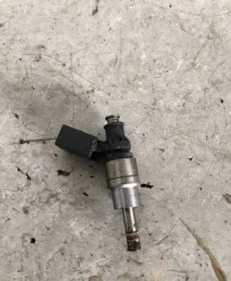 Volkswagen PASSAT B6 Fuel injector 0261500020