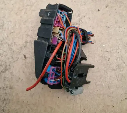 Audi A4 S4 B7 8E 8H Relay mounting block 8A0937530