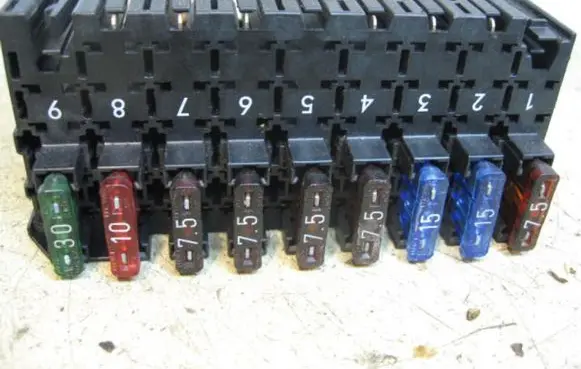 Mercedes-Benz C W202 Fuse module 0015457901