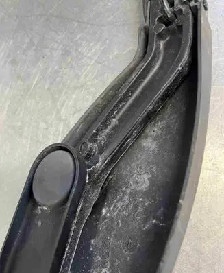 Front wiper blade arm