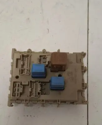 Nissan Primera Fuse module 24350AV700 1221012