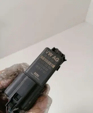 Volkswagen Jetta V Glow plug pre-heat relay 038907281D