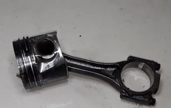 Volkswagen Golf IV Piston with connecting rod