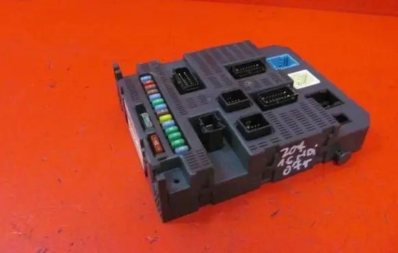 Peugeot 207 CC Fuse module 9663798280