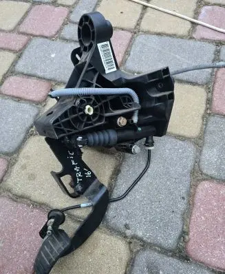 Renault Trafic III (X82) Clutch pedal 465033911R 810070T510 93459472