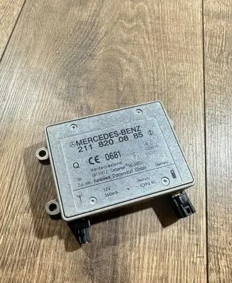 Mercedes-Benz E W211 Antenna control unit 2118200885 09701212
