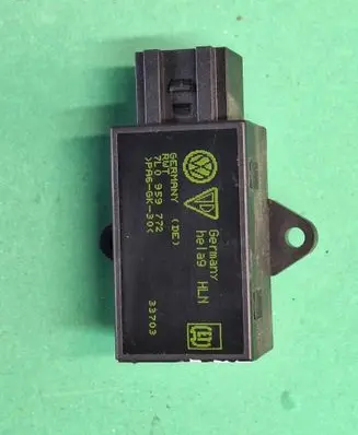 Volkswagen Golf V Seat heating relay 7L0959772