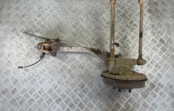 Subaru Impreza I Rear wheel hub