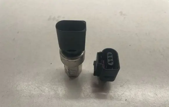 Volkswagen Golf VII Air conditioning (A/C) pressure sensor 1K0959126E