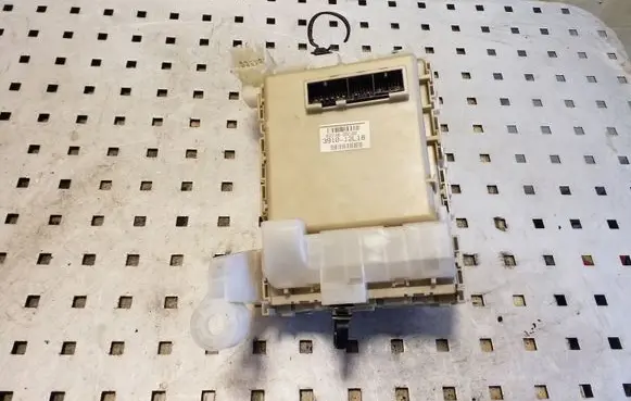 Toyota Avensis T270 Fuse module 8273005C80