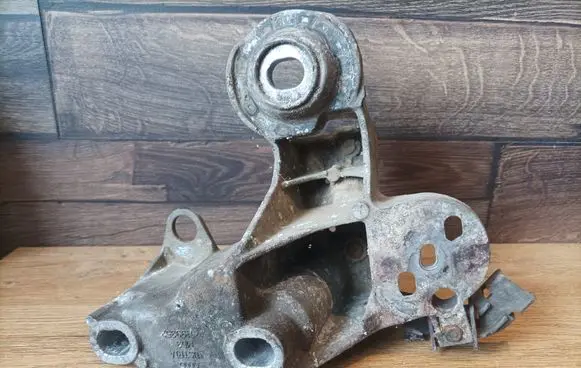 Audi A3 S3 8L Engine mounting bracket 4Z7199352
