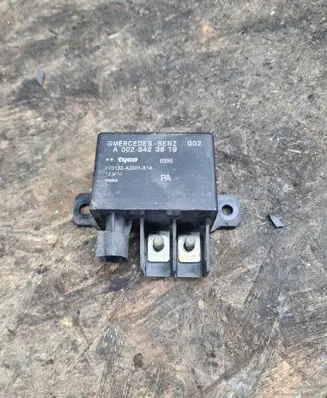 Mercedes-Benz E W211 Charging relay A0025423819 V23132A2001X14