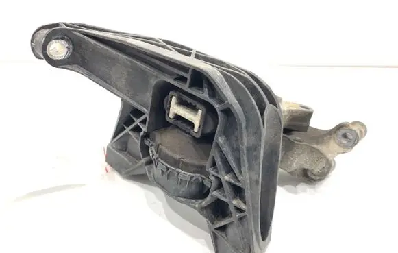 Engine mounting bracket
