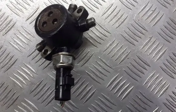 Renault Megane II Fuel distributor 8200584034