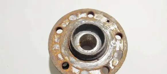 Volkswagen Golf V Front wheel hub