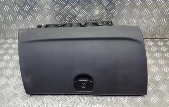 Peugeot 407 Glove box