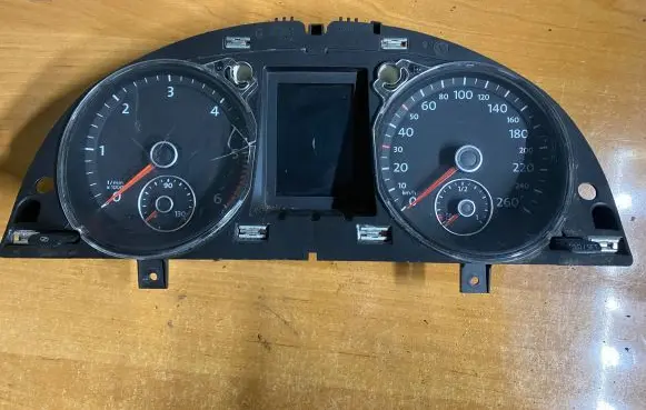 Volkswagen PASSAT B6 Speedometer (instrument cluster) 3C0920872B