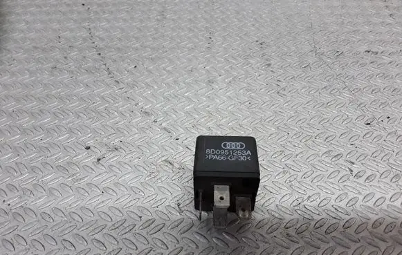 Volkswagen PASSAT B5 Other relay 8D0951253A