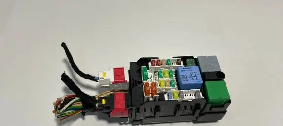 Peugeot 5008 II Fuse module 9665492680 33848 9666772480