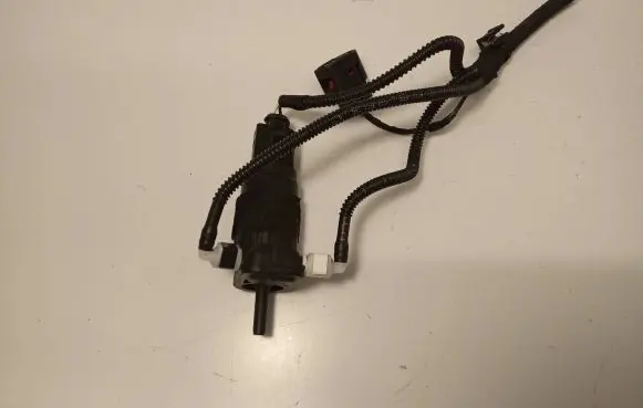 Audi A4 S4 B9 Windscreen/windshield washer pump 8K9955647