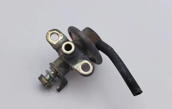 Toyota Starlet (P90) V Fuel pressure regulator 2328011030