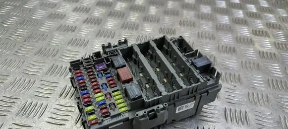 Honda CR-V Fuse module T1EE211