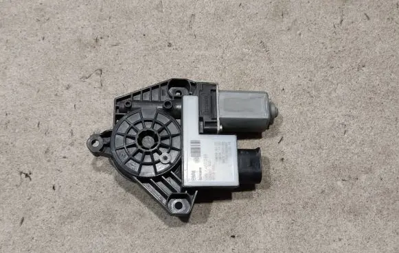 BMW X3 G01 Front door window regulator motor 7457249