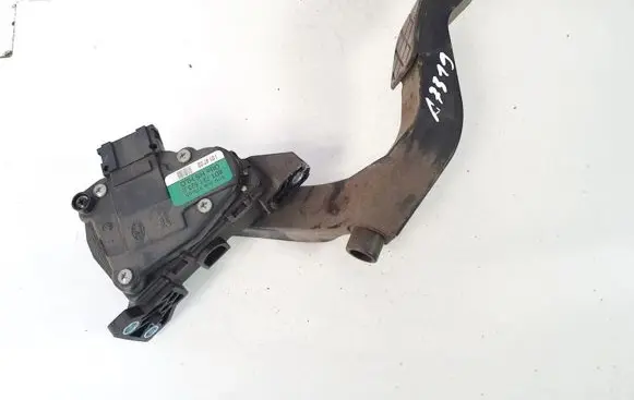 Accelerator throttle pedal