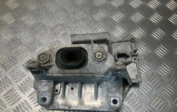 Nissan Juke I F15 Engine mounting bracket 