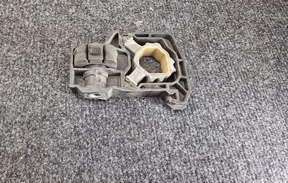 BMW 5 F10 F11 Radiator mount bracket 7575248