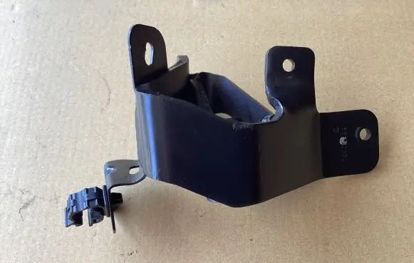 Opel Insignia A Intercooler pipe mounting bracket 55572050