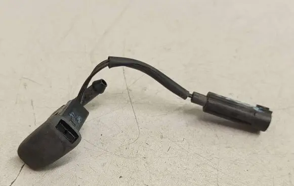 BMW X5 E53 Windshield washer spray nozzle 7110851