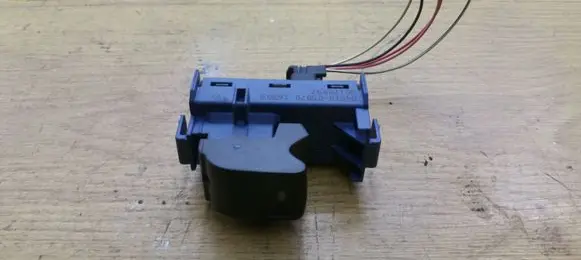 Toyota Avensis T270 Electric window control switch 8481005070